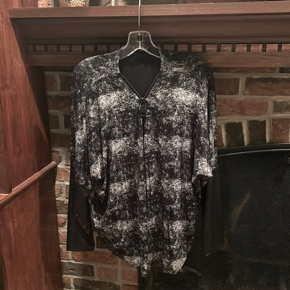 Women’s Blouse, Size Medium, Brand New, Bat-wing sleeves